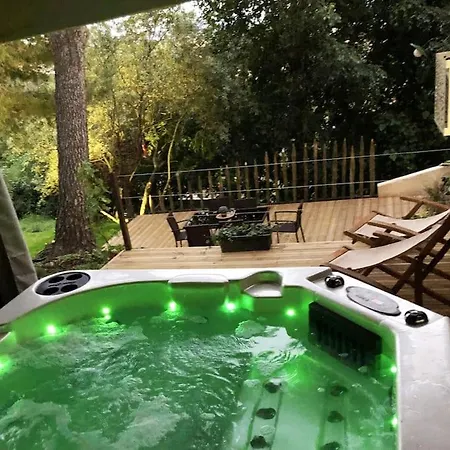 Gard - Maison Loft Exotique & Jacuzzi Privatif Apartment